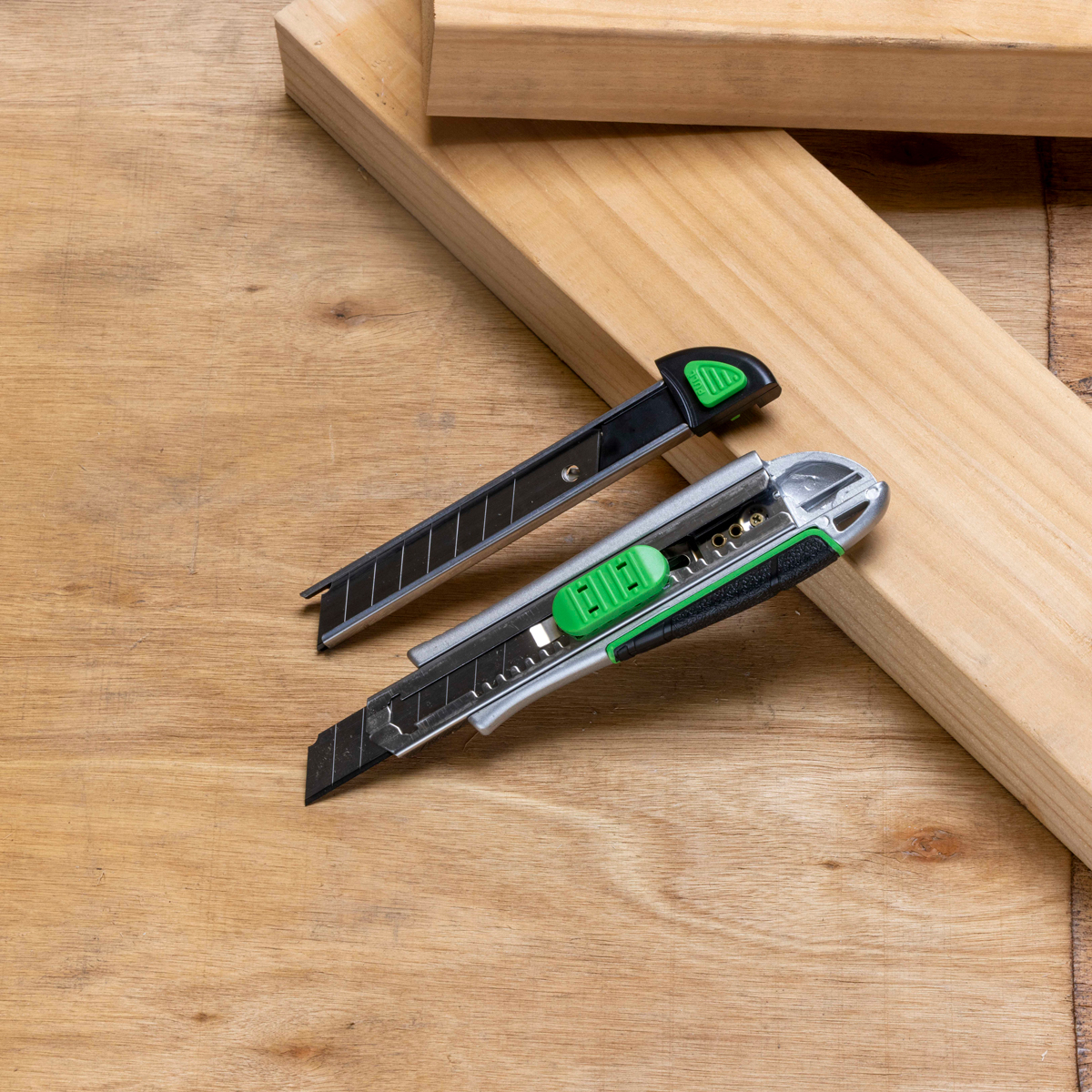 Rikä Heavy Duty Snap-Off Utility Knife | 5 Spare SK2M Blades | Self-Reloading